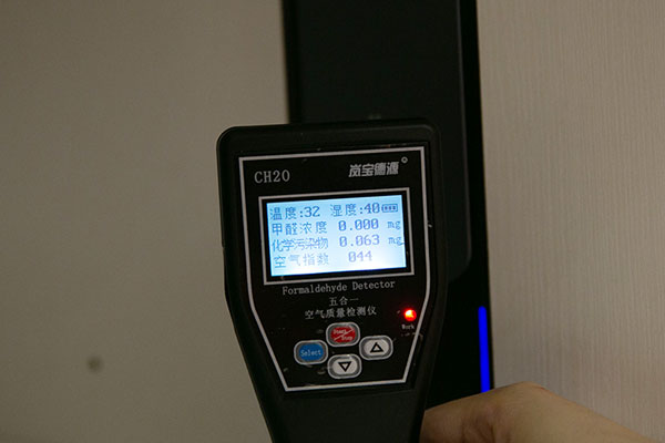 系統(tǒng)開啟5分鐘后，測試柜體空氣質(zhì)量